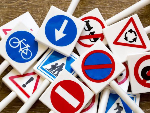 معرفی انواع تابلوهای ترافیکی و کاربرد هر کدام در جاده‌ها